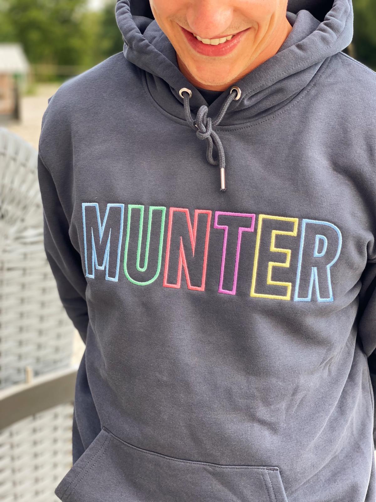 Hoodie mit buntem MUNTER Stick