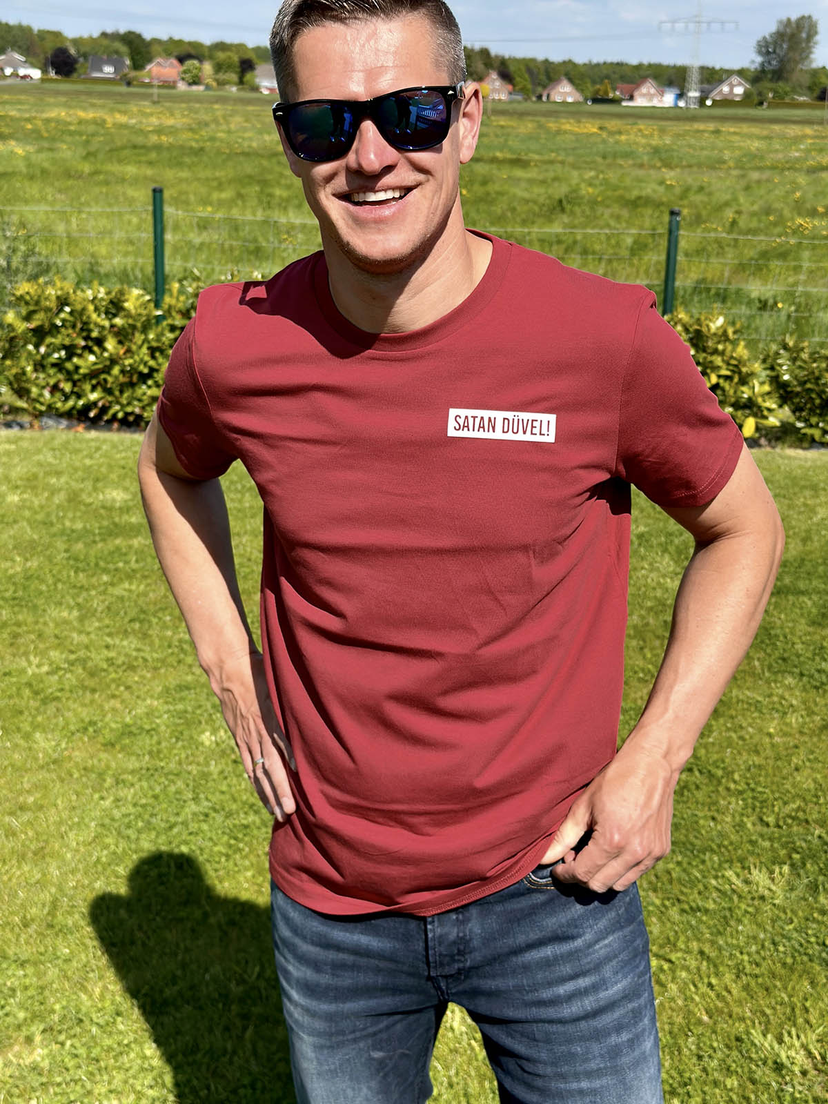 Rotes Herren T-Shirt mit "Satan Düvel" Logo