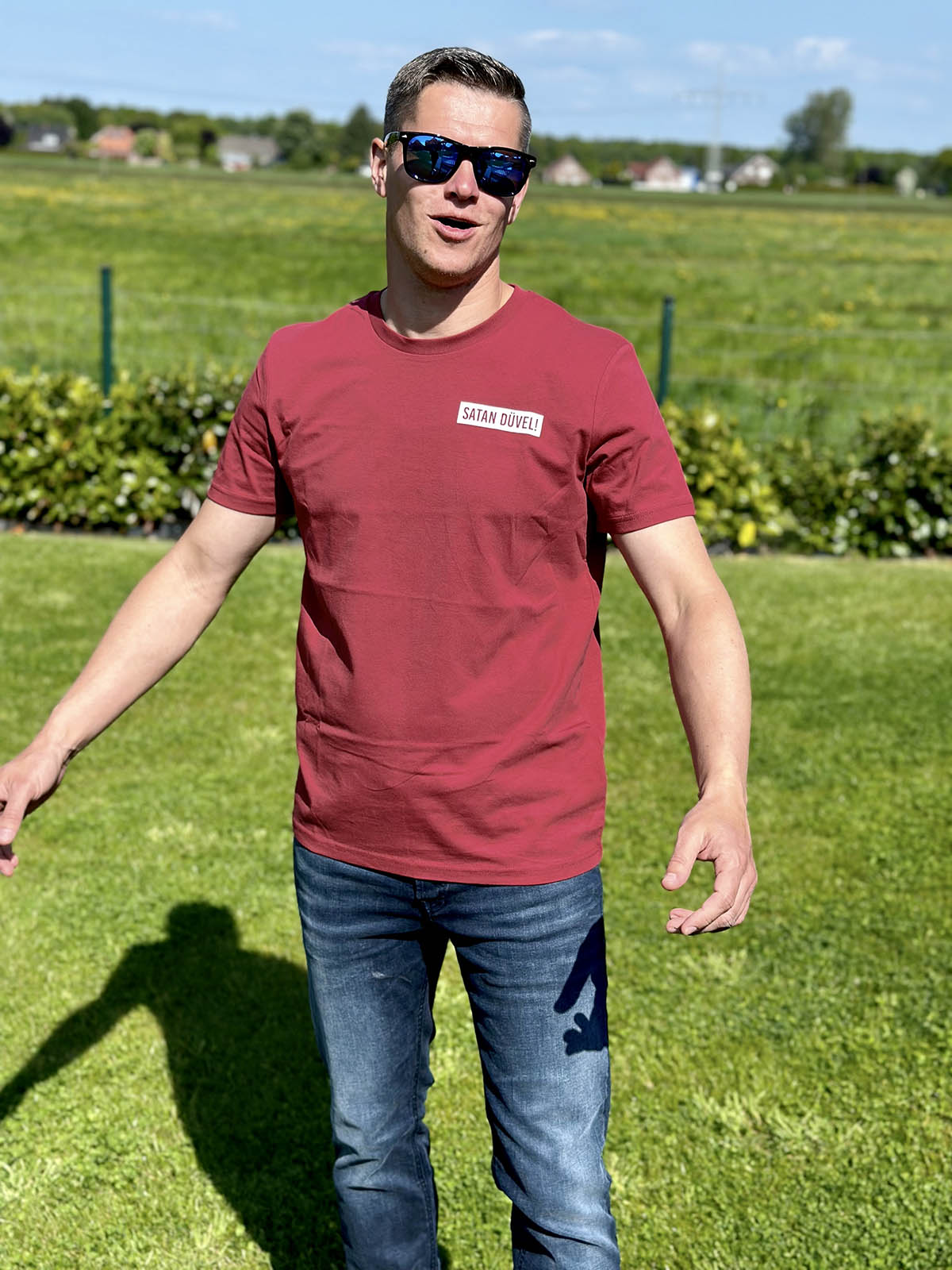 Rotes Herren T-Shirt mit "Satan Düvel" Logo