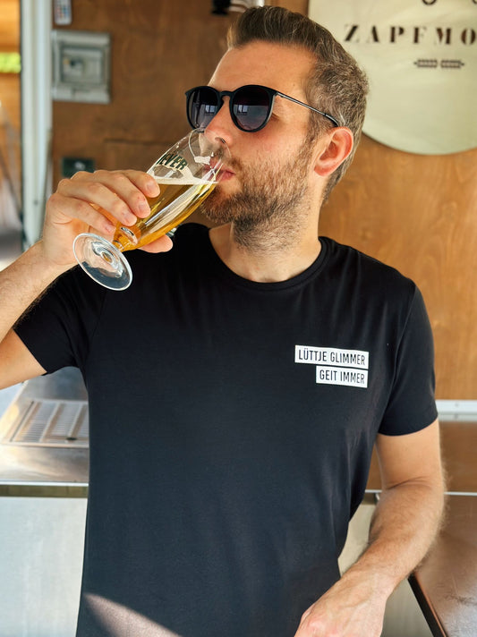 Schwarzes Herren T-Shirt mit "Lüttje Glimmer geit immer" Logo