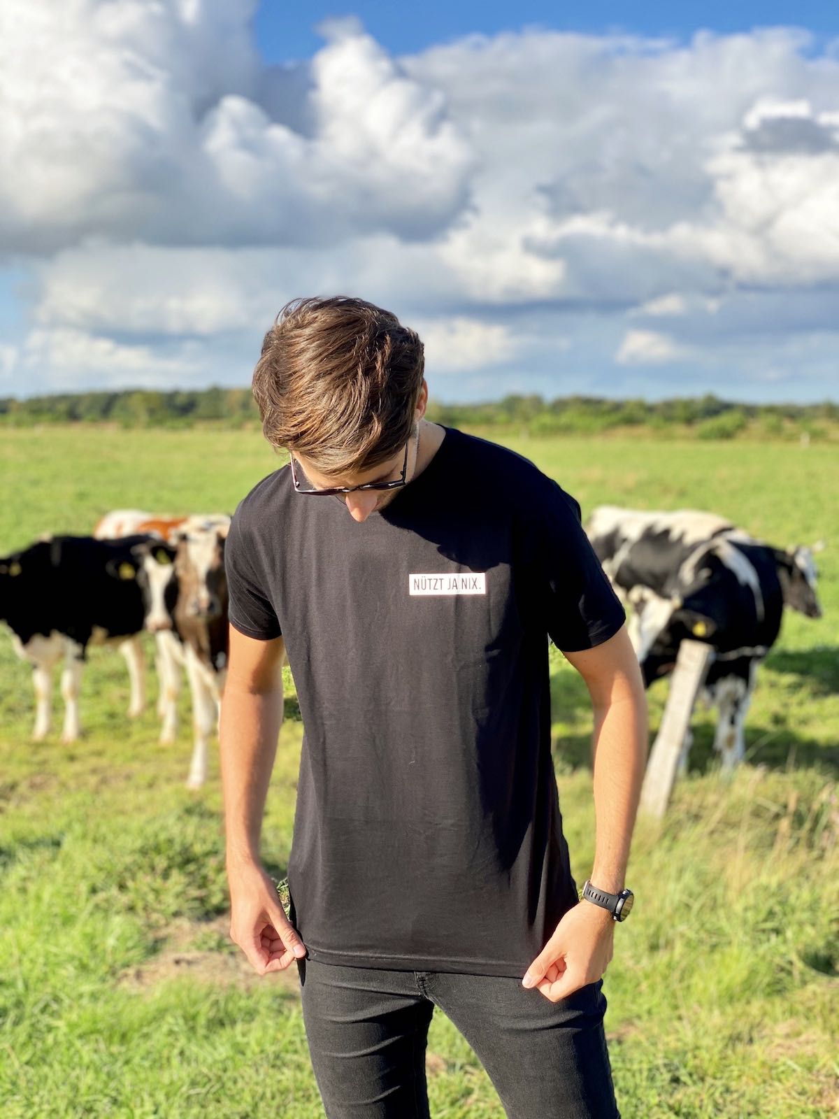 Schwarzes Herren T-Shirt mit "Nützt ja nix" Logo