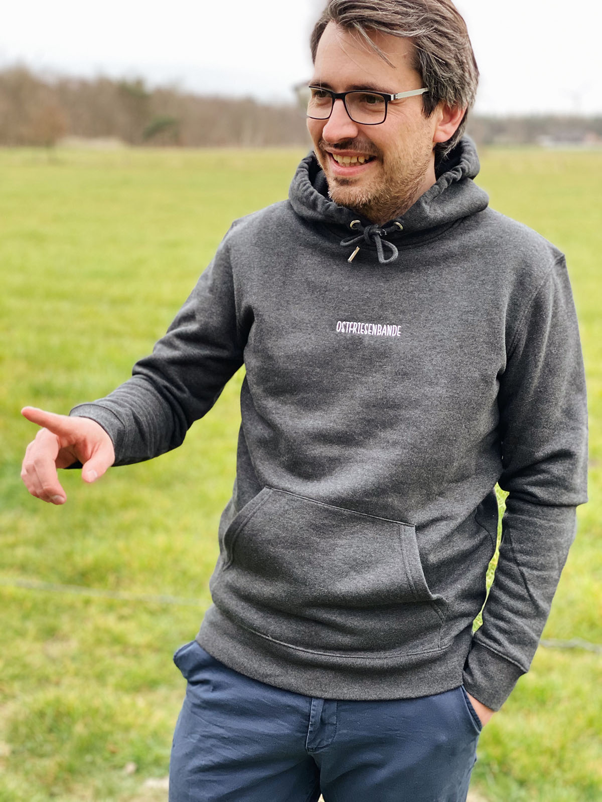 Dunkelgrauer Ostfriesenbande Hoodie mit Stick